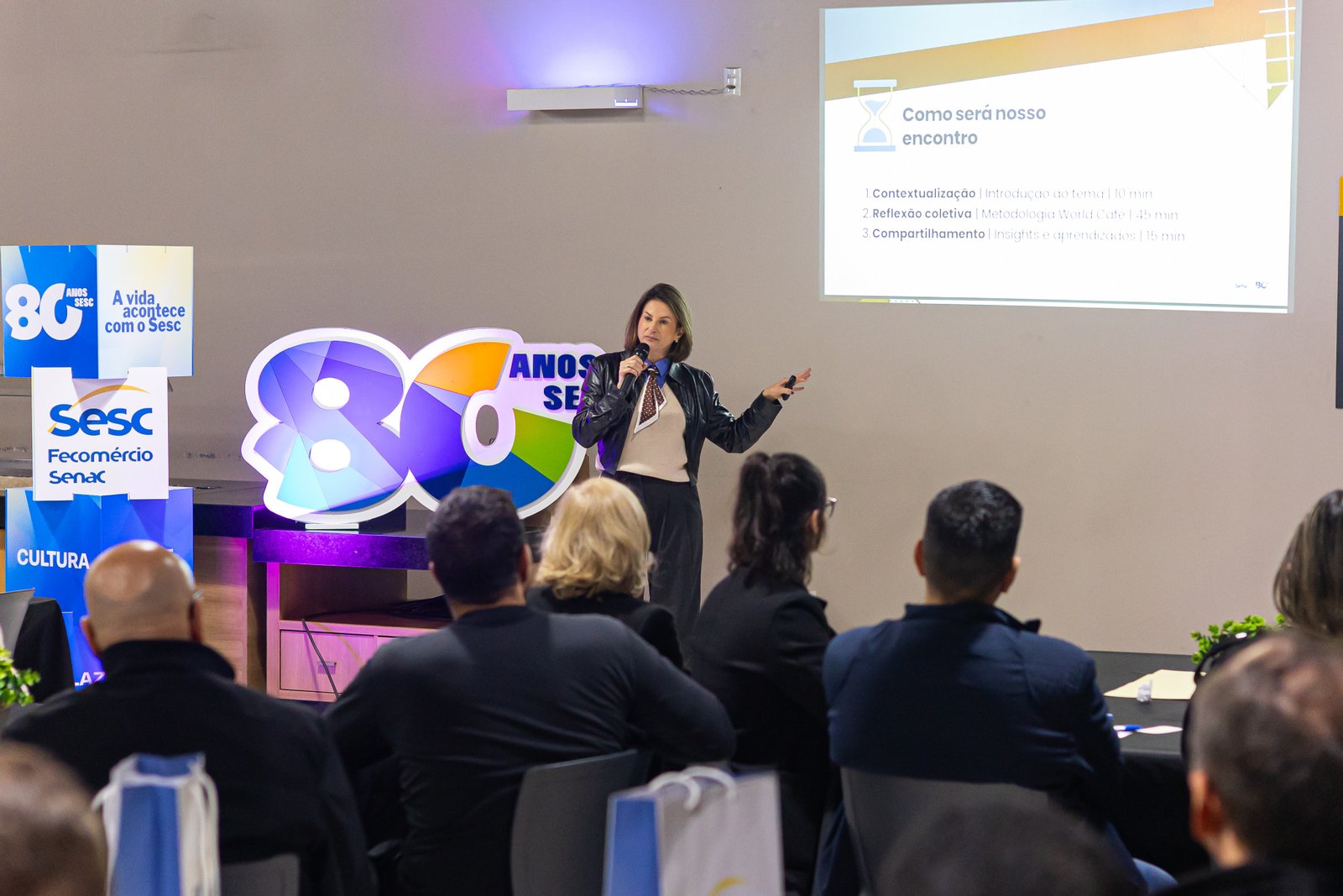 Camila palestrando no SESC